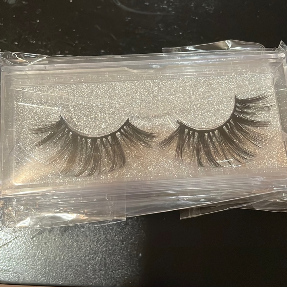 0010 4 pairs of mink lashes.